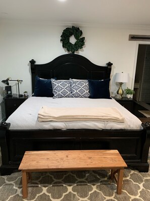 5 bedrooms, desk, iron/ironing board, travel crib