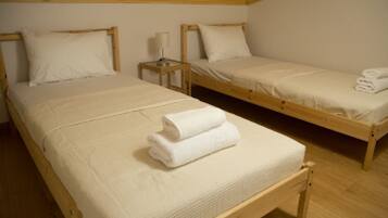 Deluxe Studio Suite | Premium bedding, iron/ironing board, rollaway beds, free WiFi