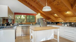 Microwave, oven, stovetop, dishwasher - Lyrebird Peaceful Bush Location (WENTWORTH FALLS)