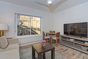 TV - Luxury Villa - Studio I (Carlsbad)