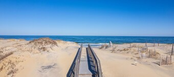 Charming OCEANSIDE Cottage Steps from the Beach in South Nags Head