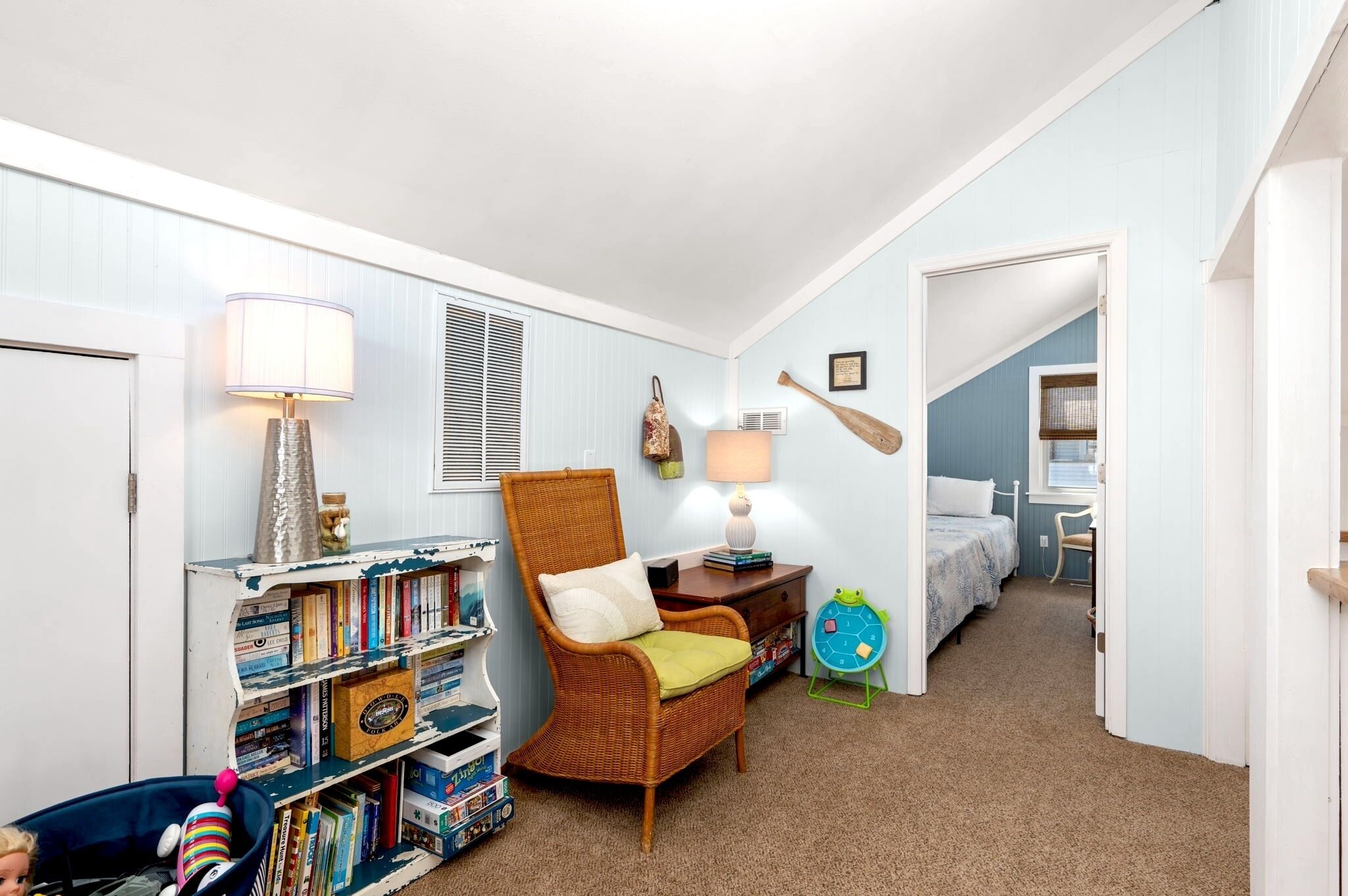 4 chambres, bureau, fer et planche à repasser, lit parapluie