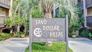 En skylt för ”Sand Dollar Villas” på adressen 3056 S Fletcher Ave.