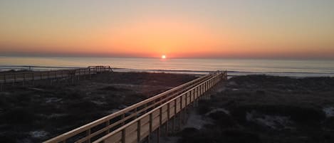 En la playa y camastros