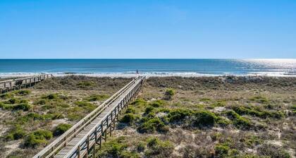 Seaside Getaway! Breathtaking ocean views -2 BR/2BA , sleeps 6. Sand Dollar 110