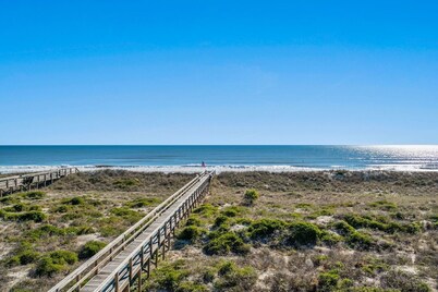 Seaside Getaway! Breathtaking ocean views -2 BR/2BA , sleeps 6. Sand Dollar 110