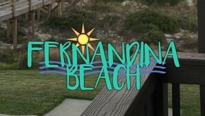 En träpromenad som leder till en strand, med en solnedgång i bakgrunden. Texten "FERNANBIA BEACH" syns.