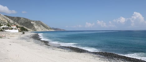 Na praia, espreguiçadeiras, toalhas de praia 