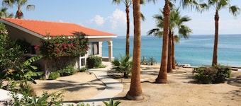 Casita Tortugaは、コルテス海を見渡すビーチフロントです。