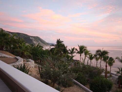 Breathtaking! Luxury 1 Bed / 2 Bath Beach Home, Panoramic Deck View, Beach Front