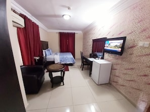 Suite superior, 1 cama Queen size | Caja de seguridad en la habitación y decoración personalizada