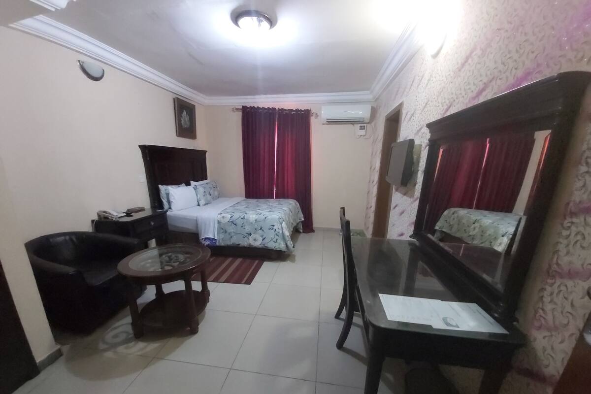Suite clásica, 1 cama Queen size | Caja de seguridad en la habitación y decoración personalizada