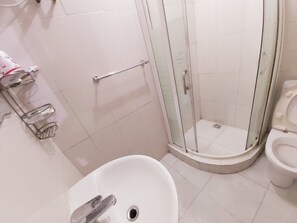 Suite estándar, 1 cama Queen size | Baño | Secadora de cabello, toallas, jabón, shampoo
