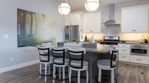 冷蔵庫、電子レンジ、オーブン、コンロ