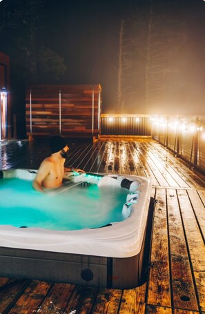 Outdoor spa tub - Designer Oceanfront Villa - Hot tub Sauna-private (South Shore)