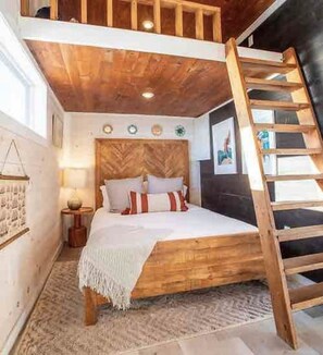 1 bedroom, desk, iron/ironing board, free WiFi - Designer Oceanfront Villa - Hot tub Sauna-private (South Shore)