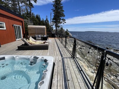 Designer Oceanfront Villa - Hot tub Sauna-private