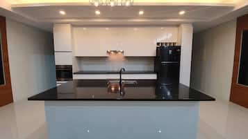Geladeira, micro-ondas, fogão, cooktop