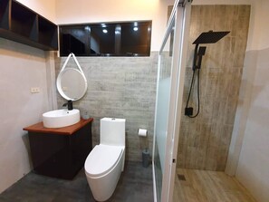 Douche, sĂšche-cheveux, savon, papier toilette