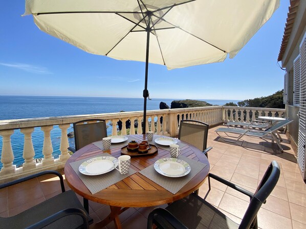 تناول الطعام بالخارج