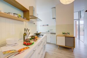 Réfrigérateur, four à micro-ondes, un four, surface de cuisson