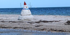 Beach - Relax in your chair on the floating dock as the tide rolls in & catch a few fish (Hudson)