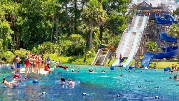 Parque acuático con múltiples toboganes y zona de piscina.