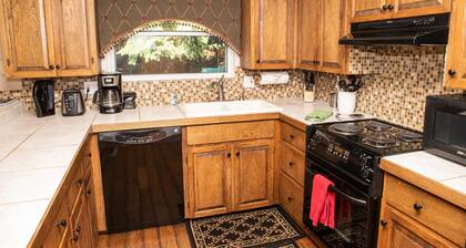 Upea kaupunkiasunto, yksityinen alempi taso, jossa on täydellinen keittiö ja patio