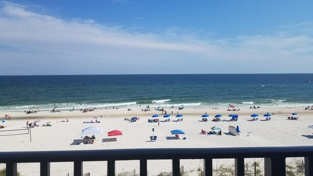 A beach with umbrellas and people. - Island Sunrise, sleeps 6, 2 bed / 2 bath, GULF VIEW-beach side (Gulf Shores)