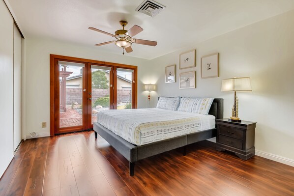 4 bedrooms, desk, iron/ironing board, free WiFi - Home away from home, Close to strip (Las Vegas)