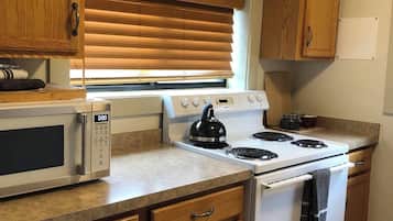 Réfrigérateur, micro-ondes, four, cafetiÚre/bouilloire