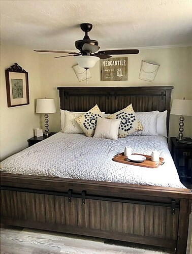 Ravens Hideaway Cottage on Main, King, KItchen, Living Rm, w/d &  Patio w/Grill