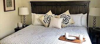 Ravens Hideaway Cottage on Main, King, KItchen, Living Rm, w/d &  Patio w/Grill