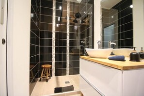 Douche, sèche-cheveux