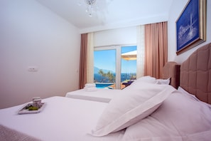 4 bedrooms, in-room safe, iron/ironing board, travel cot - Villa Porto Mimice – 40sqm Heated Pool, 4 Bedrooms, Sauna, Gym & Billiards (Mimice)