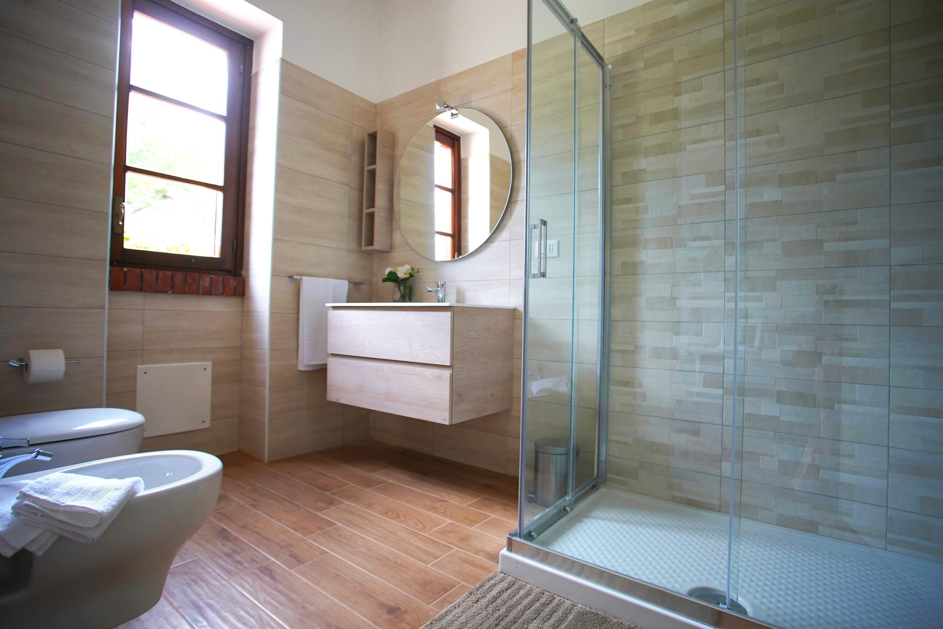Regadera, bidet, toallas 
