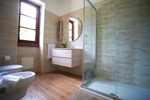 Shower, bidet, towels - Villa Topazio - Poggiardo (Poggiardo)