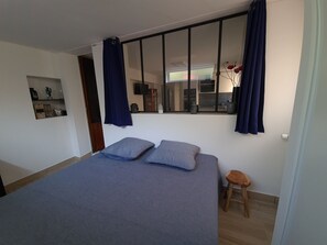 1 chambre, fer et planche Ă repasser, Wi-Fi gratuit, draps fournis