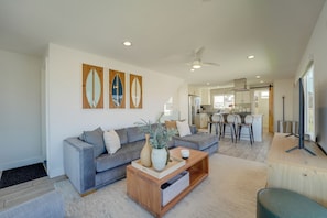 Smart TV, books - Modern Beach House Steps to Beach, Rooftop Deck Ocean/Bay Views, 4BR/AC, Parking (San Diego)