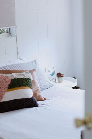 3 slaapkamers, een bureau, een strijkplank/strijkijzer, reisbedje