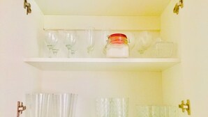 A kitchen shelf with glassware and a jar. - "Your home in Miraflores" 4 pers (Lima)