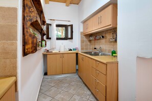 Kylskåp, ugn, spishäll och kaffe- och tebryggare