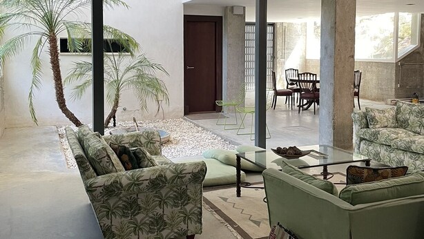 A spacious living area with a modern design, featuring a sofa set, a coffee table, and a dining area with chairs. - Single family Home (El Puerto de Sta María)