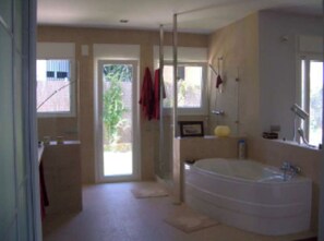Shower, hair dryer, towels, soap - Single family Home (El Puerto de Sta María)