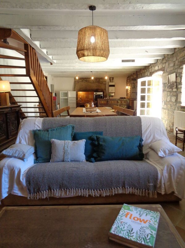 TV, books - Old farmhouse with garden, close to the sea. (Plobannalec-Lesconil)