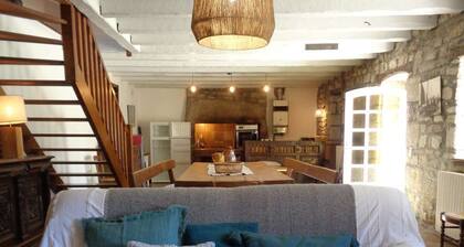 Ancien corps de ferme, avec jardin , proche de la mer.