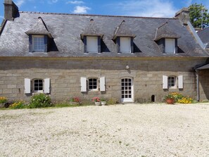 Exterior - Old farmhouse with garden, close to the sea. (Plobannalec-Lesconil)