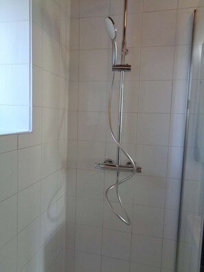 Banheira, toalhas de banho, papel higiênico 