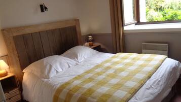 8 bedrooms, iron/ironing board, travel crib, bed sheets