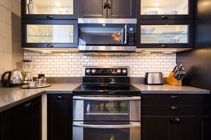 Réfrigérateur, four à micro-ondes, un four, surface de cuisson